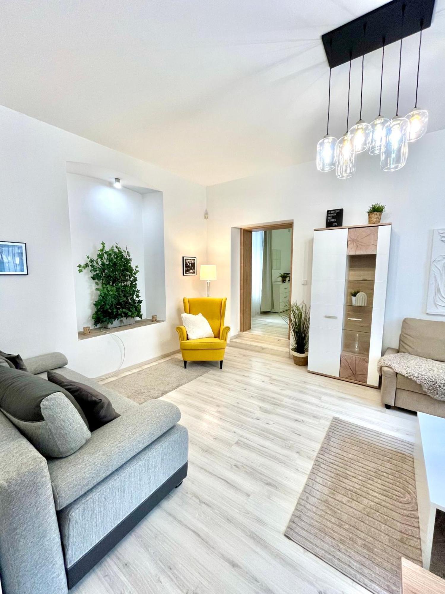 James Bond Apartment Old Town Bratislava Exterior foto